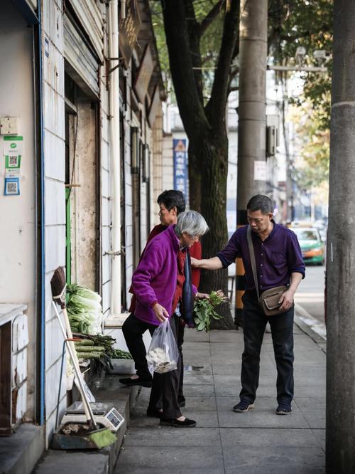 《幸福十四街》：生活琐碎与人性复杂交织的感人故事